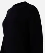 Buzo suéter femenino de tricot color verde esmeralda, con cuello redondo y puños ajustados. Confeccionado con viscosa certificada, poliéster y poliamida.