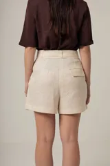 Short negro de tiro alto con pliegues y textura, de corte holgado.