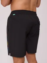 Short de baño negro con cintura elástica y cordón ajustable.