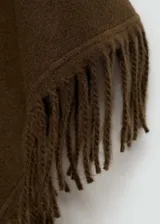 Chal color marrón con terminación de flecos y mangas tres cuartos.