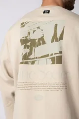 Buzo color beige de frisa con cuello redondo, mangas largas y logo bordado en el pecho.