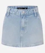 Minifalda de jean celeste con bolsillos traseros y bordado de lazo rosa en los bolsillos.