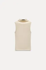 Musculosa color beige claro de algodón y modal, con cuello alto.