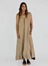 Vestido largo color ladrillo, sin mangas, con escote en V y detalle de costura vertical en el centro.