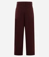 Pantalón baggy de sarga color bordó, con cintura tradicional, cierre de botón y cremallera, bolsillos curvos y corte recto y holgado.