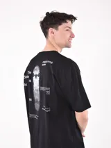 Remera negra de corte oversized con estampado de una patineta en el pecho.