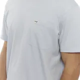 Remera Wrangler celeste de corte clásico, manga corta y cuello redondo. Tiene un bolsillo en el pecho con el logo de la marca.