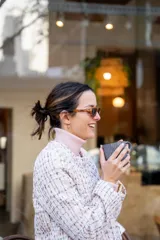 Chaqueta corta tipo Chanel de tweed color rosa, con botones fantasía y cuello redondo.