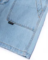 Bermuda de jean celeste con dos bolsillos frontales tipo parche, costuras a contratono y botones de cobre.