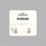 Aros tipo argolla plateados con incrustaciones de strass.