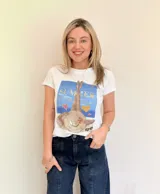 Remera blanca de algodón con estampa de una mujer tomando sol en la playa, con texto "Summer Time to relax" y detalles de corazones.