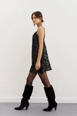 Vestido mini negro con breteles regulables, tul bordado con lentejuelas y viso a tono.
