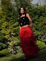 Top corto de corderito color crudo, con breteles y cierre con broches en la espalda. Decorado con pins y tachas variadas.