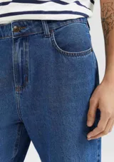 Pantalón de jean azul oscuro, corte slim con elastano.