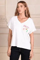 Remera blanca de algodón con cuello en V y mangas cortas con dobladillo. Estampado en el pecho con la palabra "Martini" y un dibujo de una copa de cóctel.