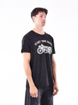 Remera negra de corte regular con estampa frontal de una moto y la frase "Start your engine".