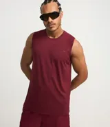 Musculosa deportiva masculina color bordó, con cuello redondo, tecnología Dry y estampa texturizada con la frase "There's No Finish Line".