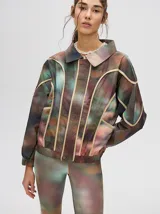 Campera rompevientos estilo biker con capucha desmontable y diseños únicos. Liviana y fresca para el verano.