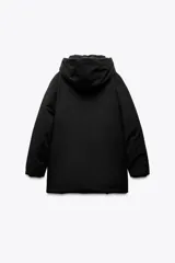 Anorak negro resistente al agua y al viento con aislamiento térmico, cuello alto con capucha ajustable, mangas largas con puño interior de neopreno, tirantes elásticos interiores, bolsillos delanteros con forro polar y cierre de cremallera, bolsillo interior con cremallera oculta y cierre frontal con cremallera termosellada.