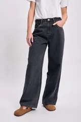 Pantalón de jean negro con rayas verticales blancas, corte recto y tiro alto.
