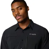 Camisa negra de manga larga para hombre, marca Columbia, modelo Summit Valley. Confeccionada en tejido transpirable de secado rápido con protección solar UPF 50 y tecnología Omni-Wick. Cuenta con ventilación en la espalda, bolsillo con cremallera en el pecho y mangas enrollables.