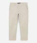 Pantalón de vestir color gris claro, de corte slim fit y largo cropped.