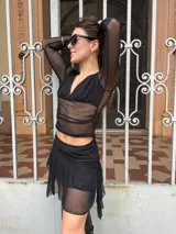 Minifalda negra con volados y transparencias.