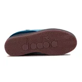 Championes casuales Diadora modelo Bamtelo, de corte bajo, color azul marino con detalles en celeste claro. Presentan un diseño de gamuza con el logo de la marca en el lateral y suela de goma color caramelo.