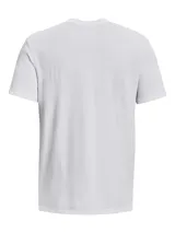 Remera blanca de corte clásico con logo Under Armour estampado en el pecho.