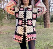 Tapado tejido a mano en crochet con lana hilada y teñida a mano. Diseño con cuadrados de colores blanco, rosa y negro.