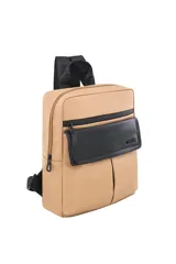 Mochila Trendy color camel con bolsillo frontal negro con cierre.