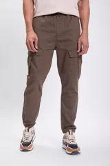 Pantalón cargo jogger en color verde, con múltiples bolsillos y cintura elástica.