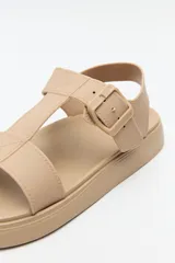 Sandalia baja color celeste con diseño de tiras anchas y hebilla lateral.