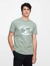 Remera verde con logo de Gap estampado en el pecho.