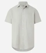 Camisa de hombre de manga corta confeccionada en mezcla de lino y algodón. Presenta un calce comfort, cuello camisero, cierre frontal con botones y un bolsillo en el pecho. Marca Marfinno.