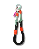 Cuerda mediana multicolor con mosquetón para colgar en carteras, bolsos, llaveros o accesorios.
