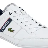 Championes Lacoste Chaymon de cuero blanco con detalles en azul marino y rojo. Logo de Lacoste en el lateral.