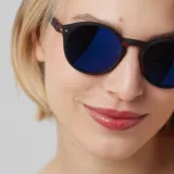 Lentes de sol Izipizi modelo D Sun, con montura redonda color carey y cristales azules espejados.