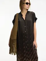 Vestido camisero largo con estampado abstracto en tonos marrones y verdes, con botones en la parte delantera, manga corta, cuello mao y bolsillos laterales ocultos.