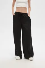 Pantalón ancho de poliéster y viscosa con estampado multicolor y calce alto.