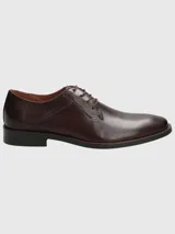 Zapato de vestir formal de cuero color marrón oscuro, con cordones y suela de goma.