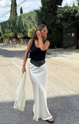 Pollera larga color blanco de seda con elástico en la cintura.