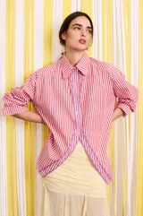 Camisa holgada de popelina de algodón a rayas rojas y blancas, con abertura frontal y detalles de puntilla violeta.