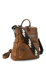 Mochila color marrón de símil cuero con múltiples bolsillos frontales con cierre metálico y bolsillos laterales. Incluye correa larga de galón regulable para usar como bandolera y correas para colgar en la espalda.