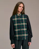 Chaqueta sin mangas acolchada con detalles western, con estampado a cuadros en tonos verdes, beige y azul marino. Presenta cuello mao, cierre frontal con botones y bolsillos de parche.