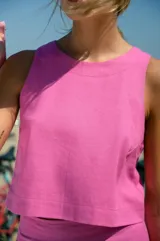 Top de lino color fucsia, con escote cerrado y corte recto, ideal para climas cálidos.