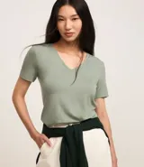 Blusa verde de viscosa con escote en V y mangas cortas.