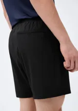 Bermuda deportiva negra con cintura elástica y logo pequeño en la pierna.