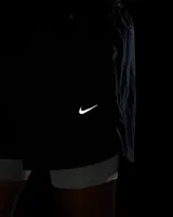 Short de running Nike Running Division, color negro, con short interior gris. Cuenta con tecnología Dri-FIT, tejido Ripstop repelente al agua, bolsillos laterales y trasero con cremallera, y bolsillo interior.
