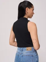 Top corto blanco de algodón con cuello alto.